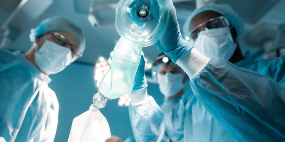 doctores haciendo una operación